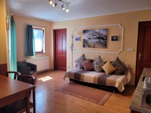 ein Wohnzimmer mit einem Bett und einem Tisch in der Unterkunft Villa Zlata Praha in Hévíz