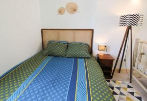 a bedroom with a bed with blue and green at Le Lodge in Angoulême