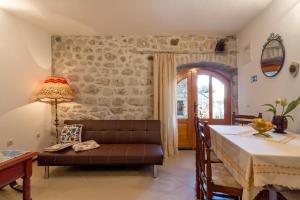 Imagen de la galería de Renovated Old Stone House, en Lokva Rogoznica 69 fotos más