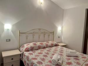 a bedroom with a bed with towels on it at Fraicol in Santa Domenica