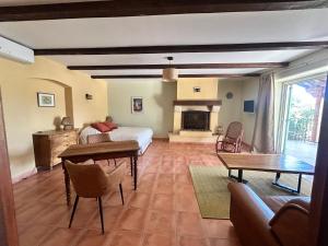ein Wohnzimmer mit einem Bett und einem Tisch in der Unterkunft La Capucelle in Caderousse