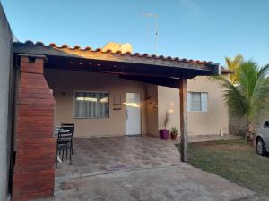 a patio in front of a house at Casa tropical in Pirassununga