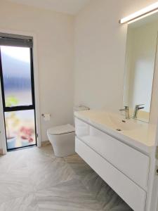 Bagno di Better than Home - NEW Lake View