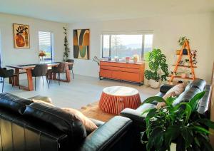Area soggiorno di Better than Home - NEW Lake View