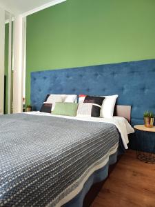 Postel nebo postele na pokoji v ubytování Апартаменти з прекрасним панорамним видом на замок та гори