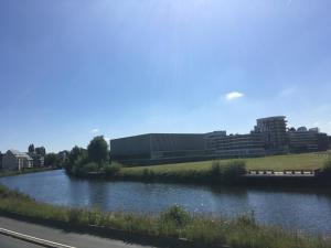 凯恩La chambre de Mathilde的一条河流穿过一座有建筑物的城市