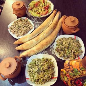 une table recouverte de assiettes de nourriture et de riz dans l'établissement Betlemi25, à Tbilissi