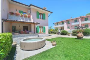 a house with a garden with a fountain in the yard at Casa Lorenzo in Spello