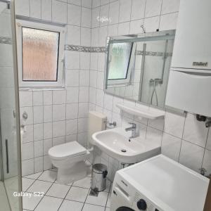 Ένα μπάνιο στο IaM Plettenberg 2 Badezimmer 3 Zimmer 2 Etagen 6 Betten 100 Qm