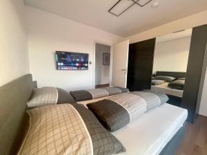 Giường trong phòng chung tại Luxusapartment mit 40 qm Terrasse, E-Parkplatz und Parkplatz