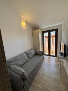 a living room with a couch and a television at Fraicol in Santa Domenica