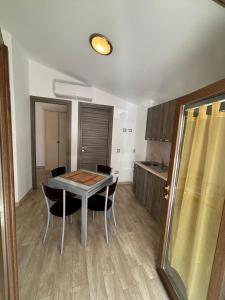 a kitchen and dining room with a table and chairs at Fraicol in Santa Domenica