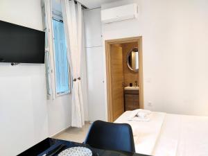 TV a/nebo společenská místnost v ubytování White Studio Corfu Town