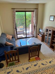 a living room with a blue couch and a table at Espectacular casa Playas de Vera in Playas de Vera