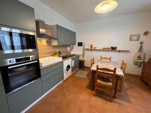 cocina con mesa y comedor en Vicolo Minzoni, en Como