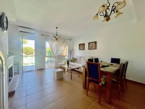 ein Wohnzimmer mit Tisch und ein Esszimmer in der Unterkunft ALBATROS GOLF - ISLANTILLA in Islantilla