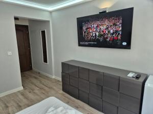 TV a/nebo společenská místnost v ubytování Park and pool Studio Apostolovi