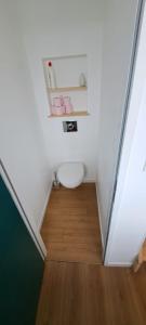 une petite salle de bain avec toilettes dans une chambre dans l'établissement L'escale marine, à Calais