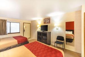 Postel nebo postele na pokoji v ubytování Econo Lodge Fredericksburg + 37 fotografií