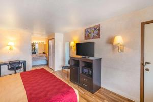 TV a/nebo společenská místnost v ubytování Econo Lodge Fredericksburg