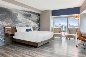 Postel nebo postele na pokoji v ubytování Cambria Hotel Niagara Falls + 37 fotografií