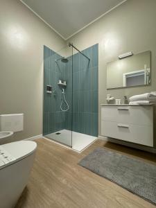 une salle de bain avec une douche avec des toilettes et un lavabo dans l'établissement Turums B&B, à Castellammare del Golfo