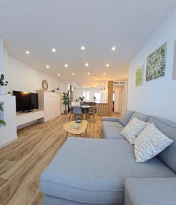 サン・ホセにあるAires del Cabo San Joséの青いソファとテーブルのあるリビングルーム