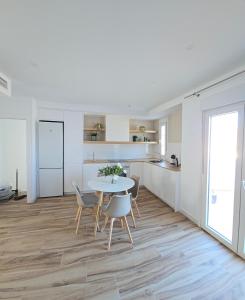 サン・ホセにあるAires del Cabo San Joséのテーブルと椅子のあるキッチンとダイニングルーム +24枚の写真