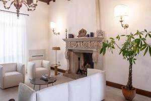 莱切Villa Tuzzo的客厅设有壁炉和白色家具。