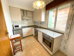 Kuchnia lub aneks kuchenny w obiekcie Apartamentos O Grove 3000