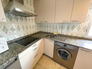 Kuchnia lub aneks kuchenny w obiekcie Apartamentos O Grove 3000