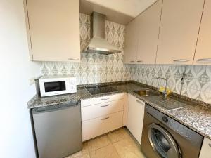 Kuchnia lub aneks kuchenny w obiekcie Apartamentos O Grove 3000