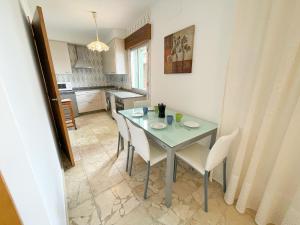 Kuchnia lub aneks kuchenny w obiekcie Apartamentos O Grove 3000