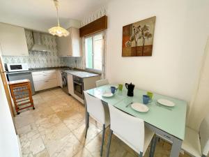 Kuchnia lub aneks kuchenny w obiekcie Apartamentos O Grove 3000