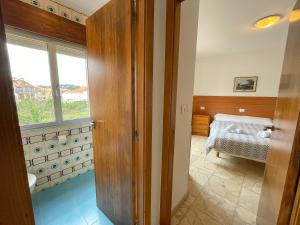 Łóżko lub łóżka w pokoju w obiekcie Apartamentos O Grove 3000