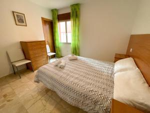 Postel nebo postele na pokoji v ubytování Apartamentos O Grove 3000