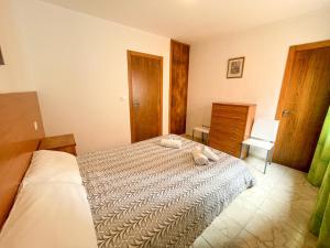Łóżko lub łóżka w pokoju w obiekcie Apartamentos O Grove 3000