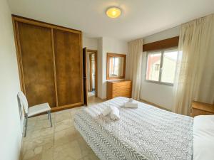 Łóżko lub łóżka w pokoju w obiekcie Apartamentos O Grove 3000