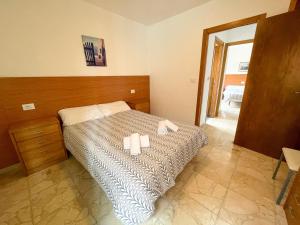 Łóżko lub łóżka w pokoju w obiekcie Apartamentos O Grove 3000