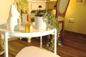 Una mesa con una botella de vino y una planta encima. en L'atelier des rêves Un moment magique spa privé, en Beaune 23 fotos más