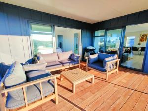 Area soggiorno di Better than Home - NEW Lake View