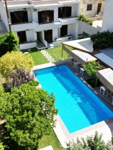vista sul soffitto di una piscina di fronte a un edificio di Tree of Life Art Hotel ad Agia Marina Nea Kydonias