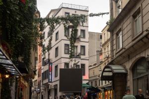 a city street with buildings and a sign in the middle at hotel di poesia deluxe in Istanbul