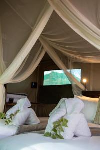 Tempat tidur dalam kamar di Ondjamba Hills