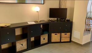 TV a/nebo společenská místnost v ubytování Paris Montmartre, Mairie du 18e