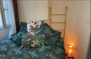 Postel nebo postele na pokoji v ubytování Paris Montmartre, Mairie du 18e