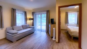 Posteľ alebo postele v izbe v ubytovaní Őzkút Apartmanház