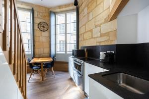 Kuchyň nebo kuchyňský kout v ubytování GuestReady - 4 guests apartment Grand Théâtre