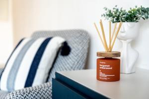 Ein Sitzbereich in der Unterkunft GuestReady Holiday Homes - Light Abode