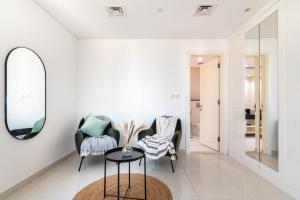 Ein Sitzbereich in der Unterkunft GuestReady Holiday Homes - Light Abode